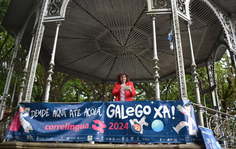 A alcaldesa fai entrega dun "contrato de fidelidade á lingua galega" ao alumnado que participa no Correlingua 2024