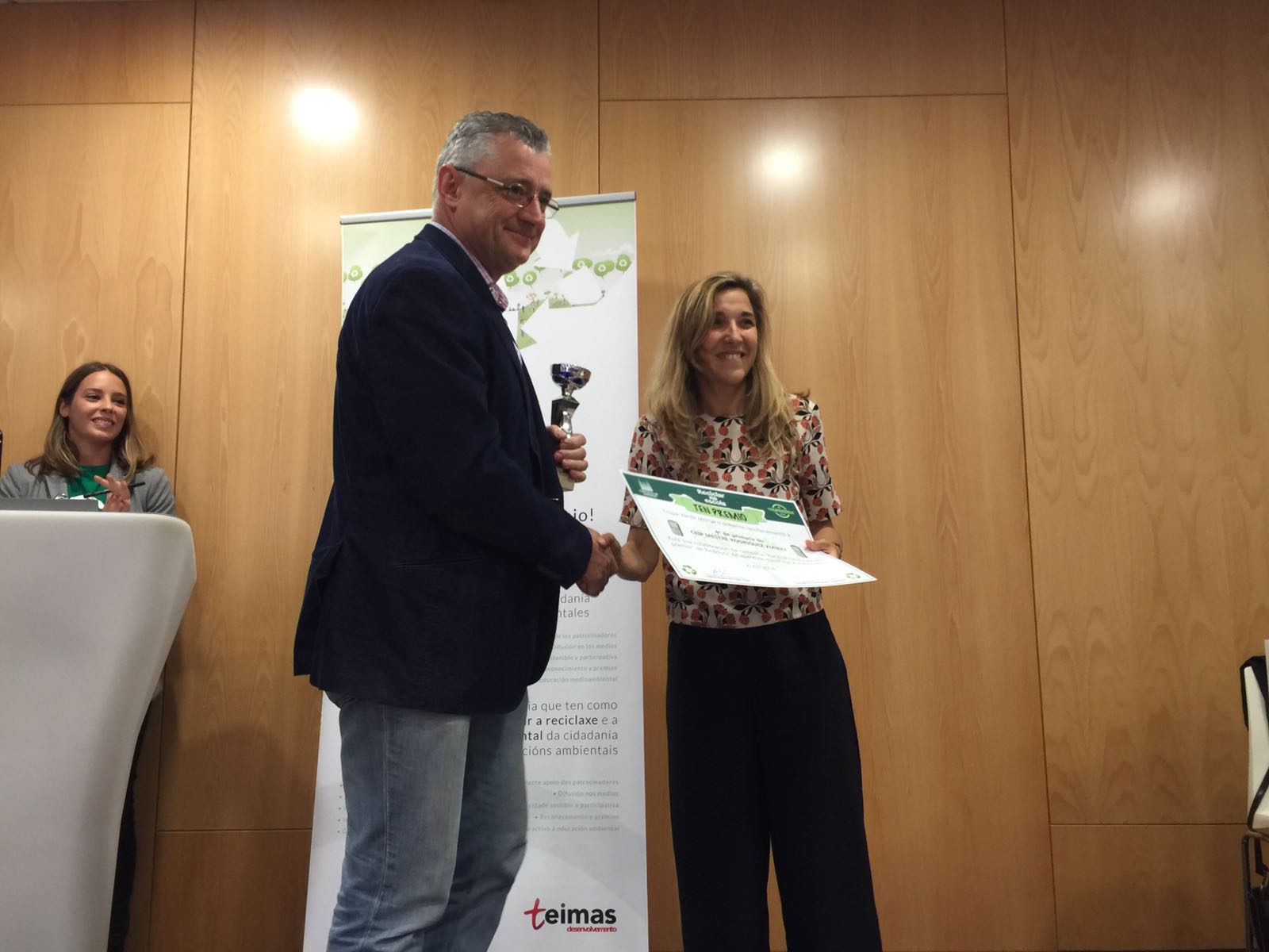 Paula Paz, da Asociación ADEN, entregou o 3º premio da categoría de recollida de aparellos, gañado pola aula de 4º de Primaria do CEIP Mestre Rodríguez Xixirei.