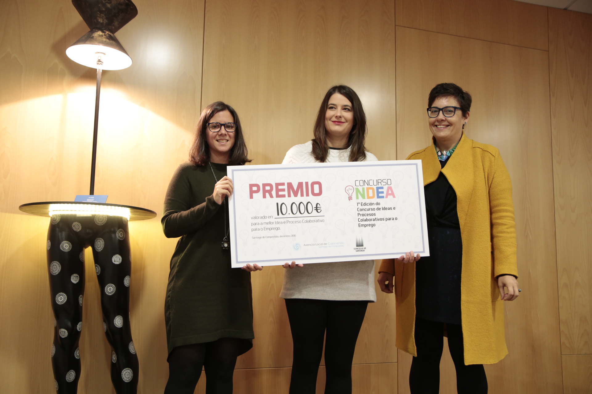 Concha Fernández entregou o primeiro premio do Concurso de ideas innovadoras para o emprego, outorgado a Root and Fish.