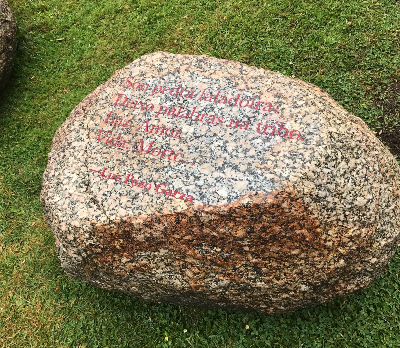 A pedra dedicada a Luz Pozo.