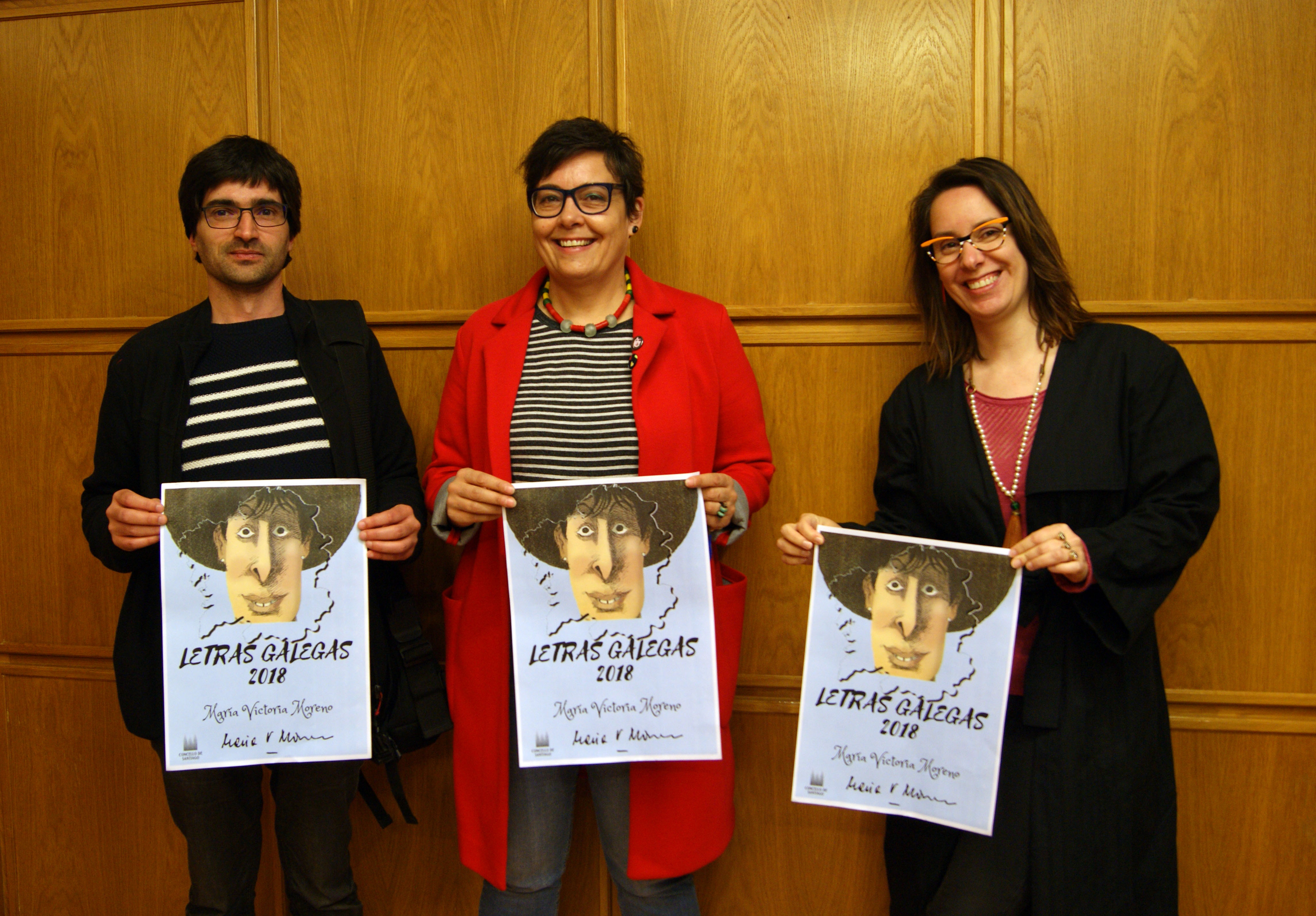 Óscar Senra, Concha Fernández e Branca Novoneyra co cartel conmemorativo desta edición do Día das Letras Galegas.