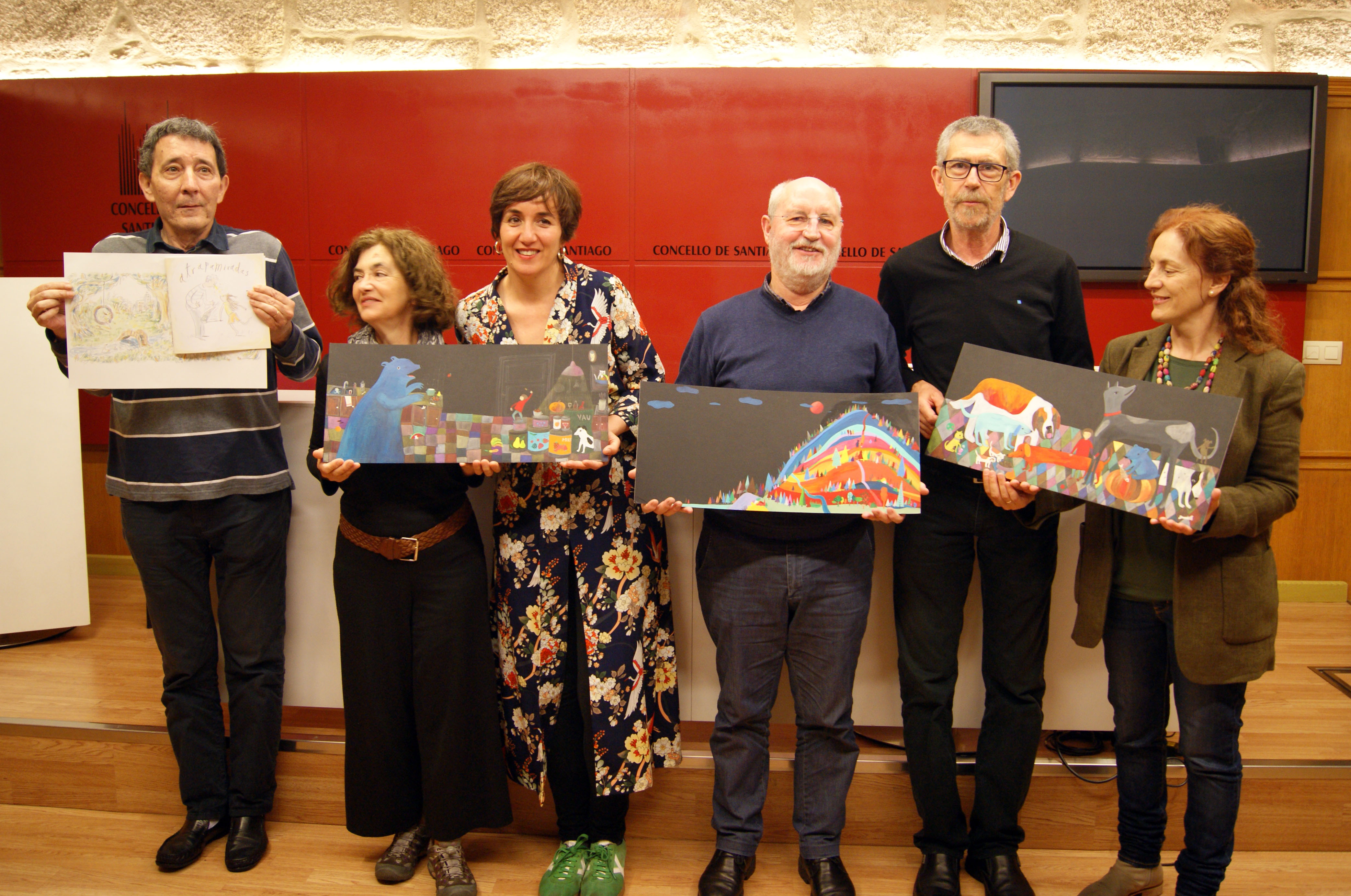 José Morán, Nazaret de Sousa, Noemí Villamuza, Manuel Dios, Xosé Cobas e Manuela Rodríguez cos paneis das obras gañadora e finalista.