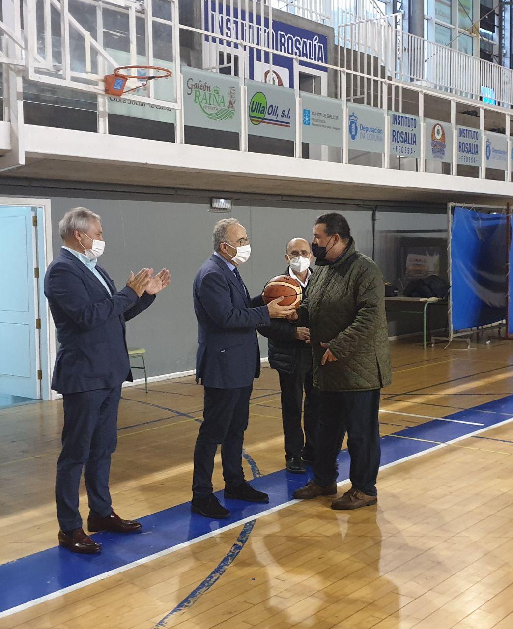 O entrenador do equipo, Chiqui Barros, fixo entrega do balón ao alcalde