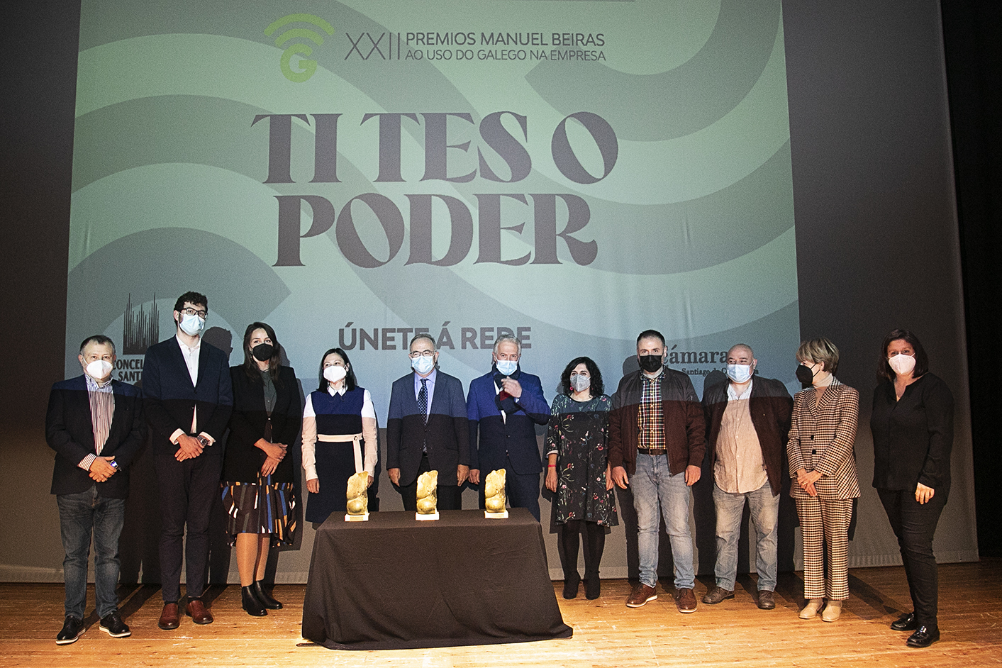 O alcalde e o concelleiro de Política Lingüística cos gañadores dos premios Manuel Beiras