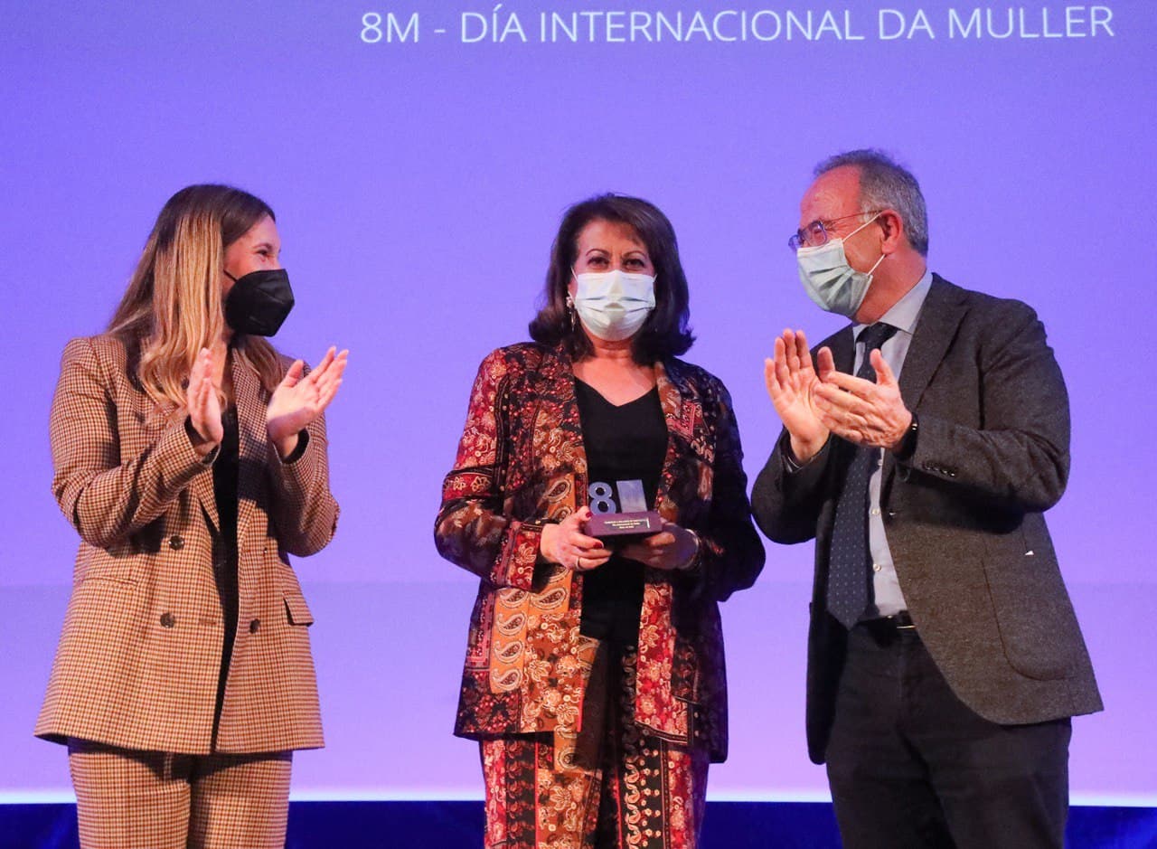 O alcalde e a concelleira María Castelao entregan o premio á empresaria Sara Santos