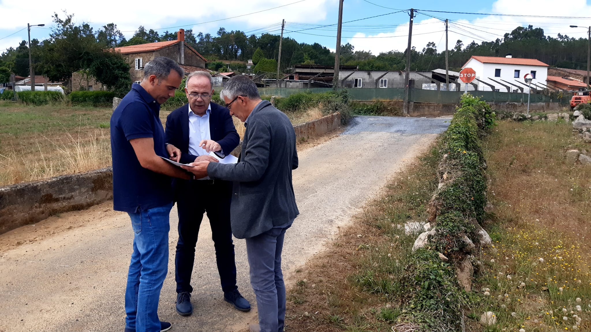 O alcalde e o concelleiro José Manuel Pichel na súa visita ás obras de saneamento en Ponte Alvar