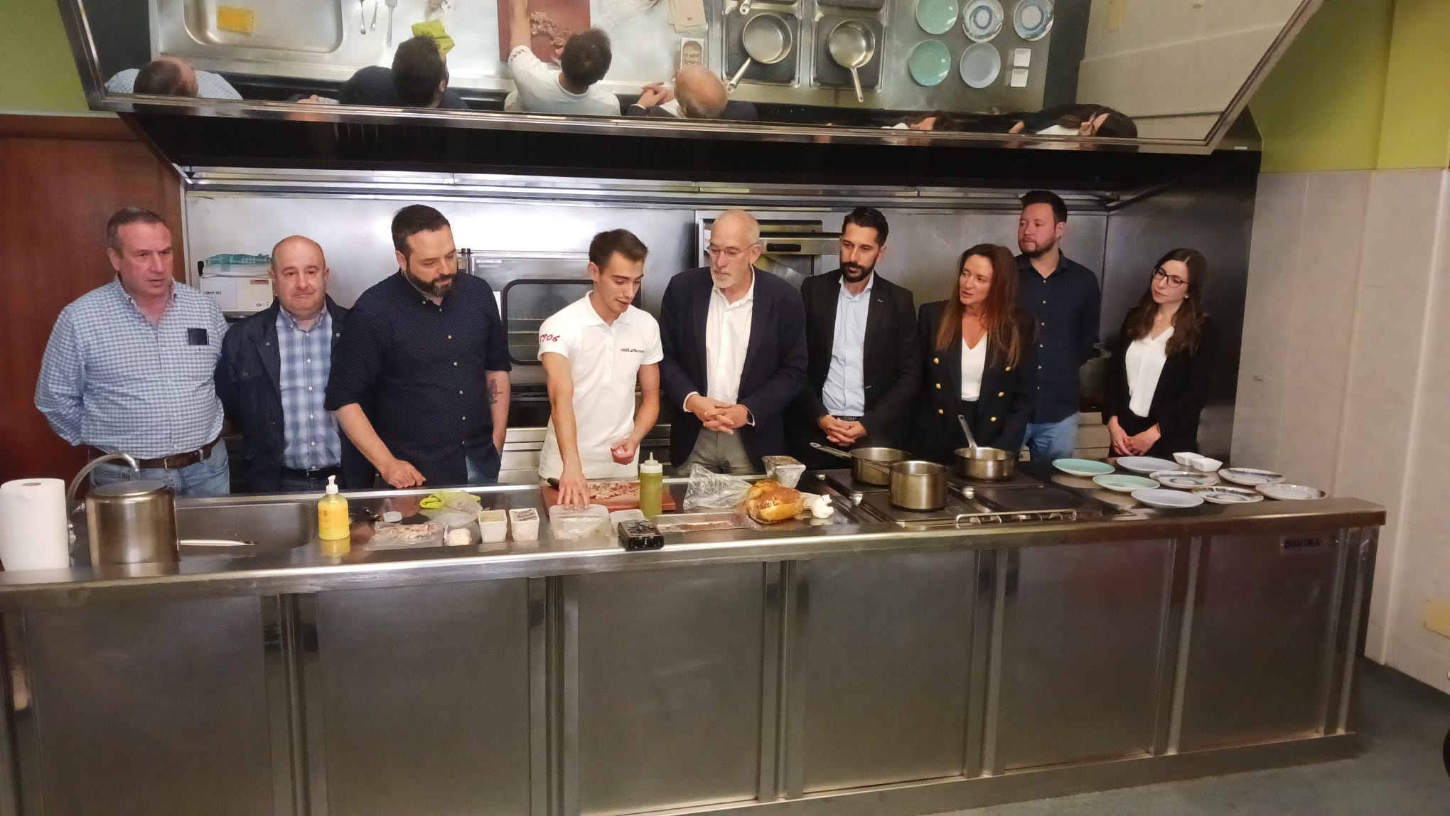 O concelleiro xunto co presidente da Asociación Hostalería Compostela, o cociñeiro Antonio Bravo de "Café La Morena" e o resto de patrocinadores