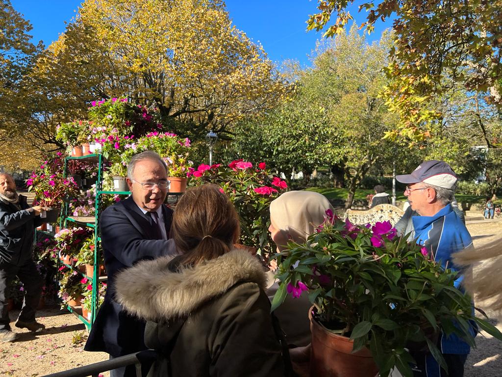 O alcalde participou tamén no reparto das flores