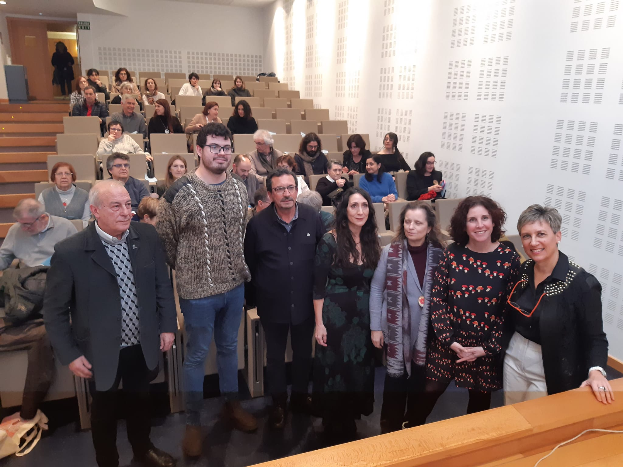 O presidente de Nova Escola Galega, Xosé Lastra; Rubén Prol, concelleiro de Educación; xunto ás persoas premiadas e á técnica responsable de Educación, Bea Varela