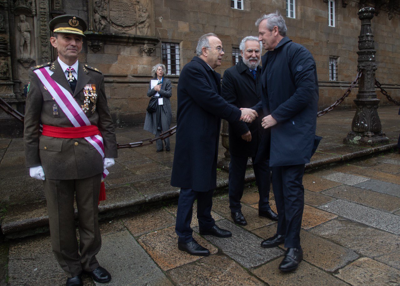 O alcalde de Santiago saúda o delegado rexio na praza do Obradoiro