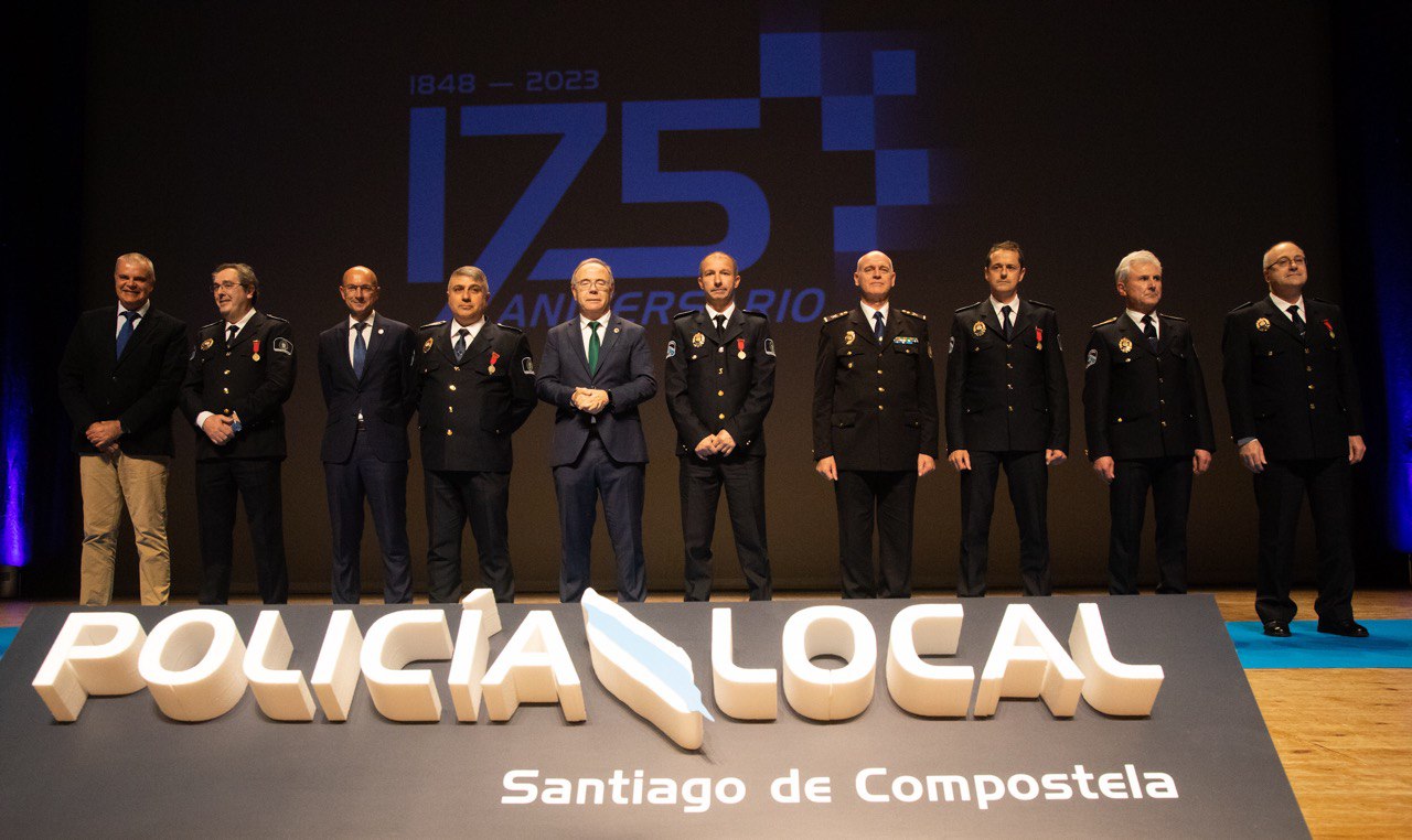 Entrega de medallas a José Méndez Fernández, José Manuel Pombo Boquete, José Ramón Conde Pazos, Ramón Creo Blanco e Eduardo Castro Otero (esq. a dta.)