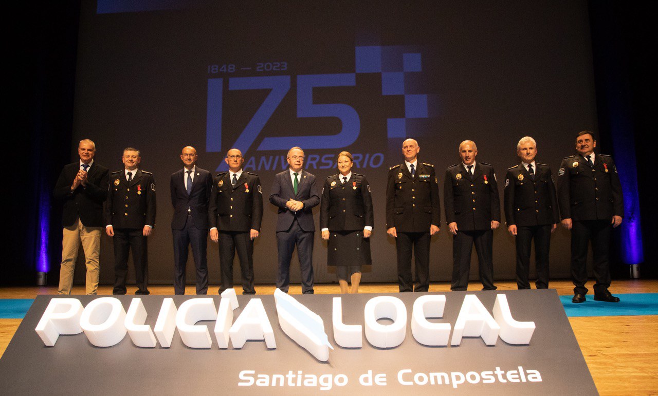 Entrega de medallas a Carlos González Rendo, Francisco Pena Turnes, María Lourdes Grobas Fernández, José Ángel Iglesias Tojo e José Peña Sánchez (esq. a dta.)