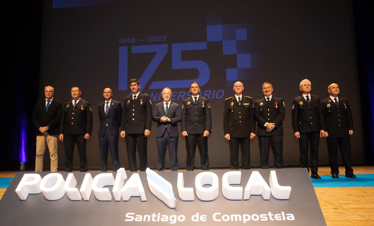 Entrega de medallas a José Manuel Pombo Ramos, Juan Carlos Vázquez Illodo, Antonio López García, Manuel Peña Sánchez e Manuel Curros Esperante (esq. a dta.)
