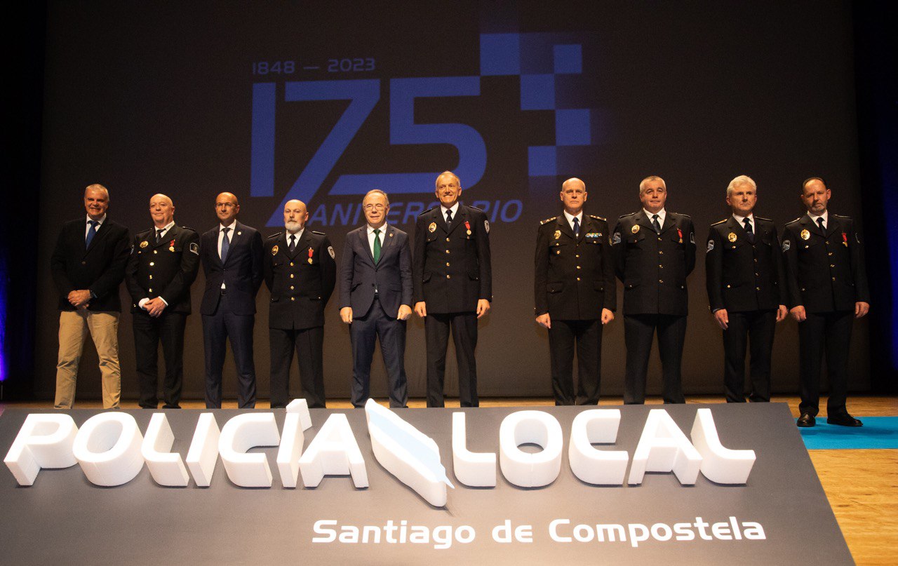 Entrega de medallas a Abelardo Painceira Aneiros, Víctor Carballido Vázquez, Manuel Seoane García, José Antonio Berdullas Nieto e Jesús Capeáns Varela (esq. a dta.)