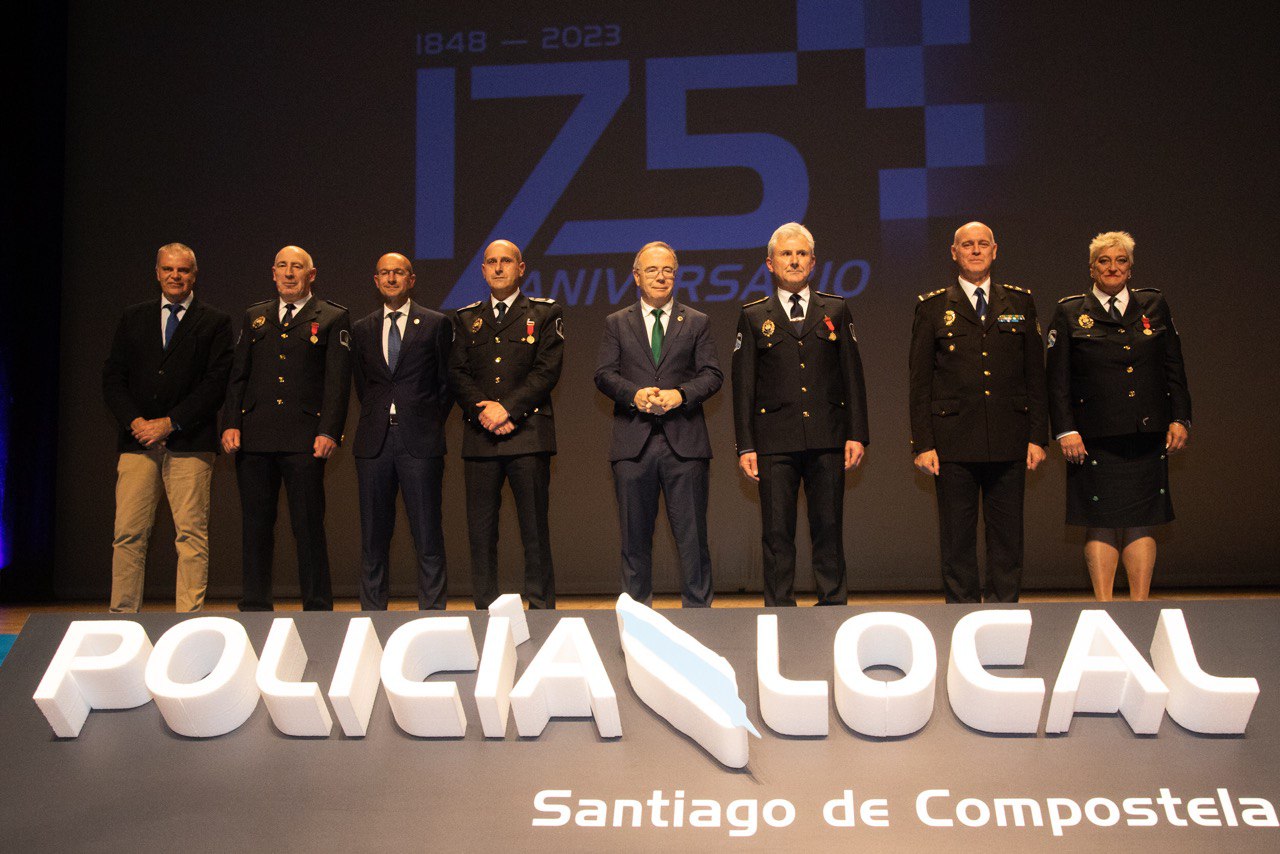 Entrega de medallas a Jesús Pérez Martínez, José Ramón Silva Dieste, José Manuel Álvarez López e Belén Sixto Santos (esq. a dta.)