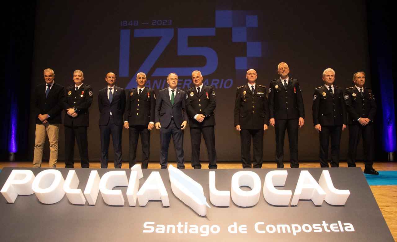 Entrega de medallas a Javier Ares Amil, Aníbal Mourelos García, Raúl Fidalgo García, José Manuel López Rodríguez e Jesús Miguel Blanco Guerra (esq. a dta.)