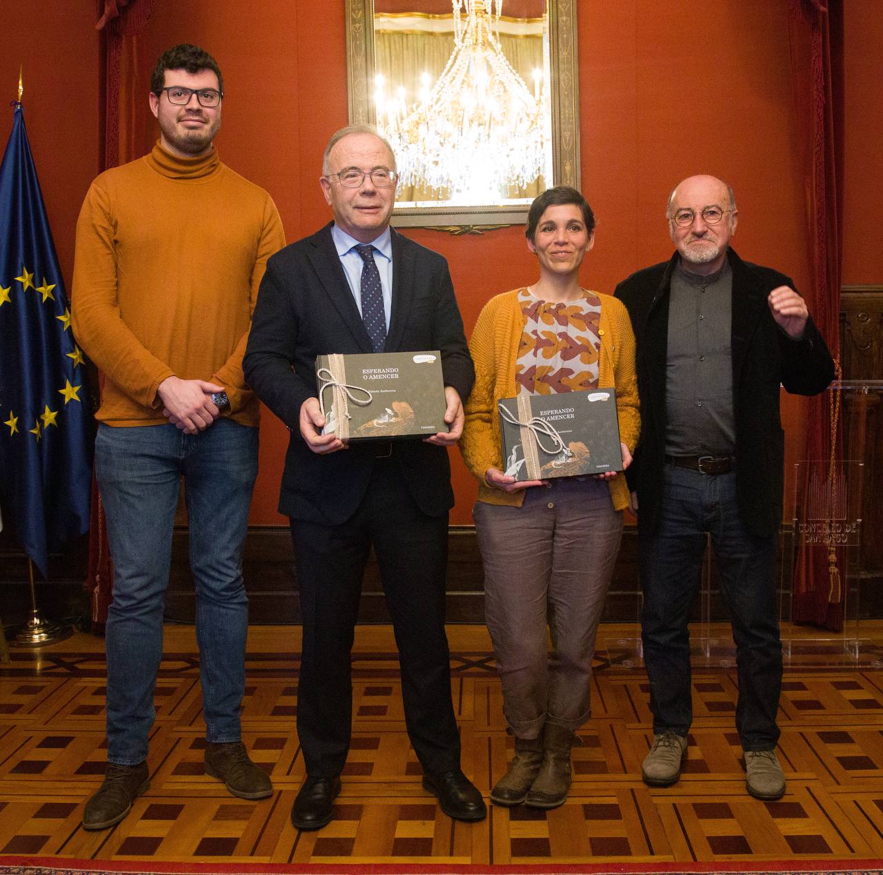 Fabiola Anchorena recollendo o XV premio Compostela para álbums ilustrados pola súa obra