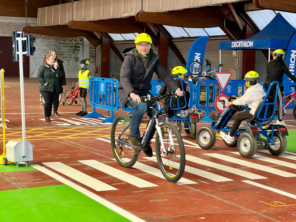 O concelleiro Gonzalo Muíños dando unha volta ao circuíto en bicicleta