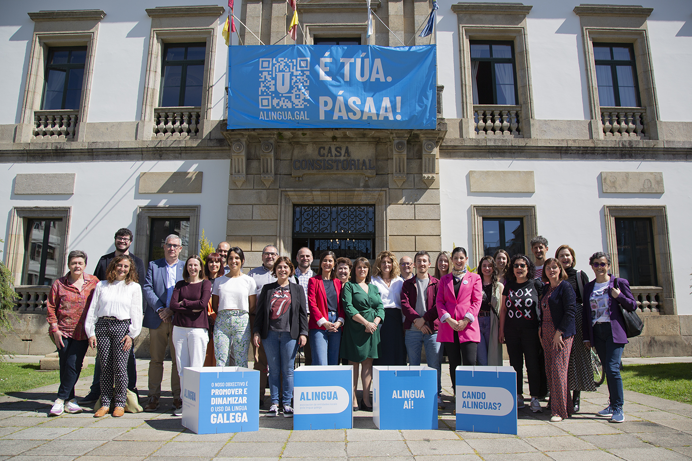 Foto de familia dos/as representantes dos concellos que forman parte de Alingua tras a presentación da nova campaña