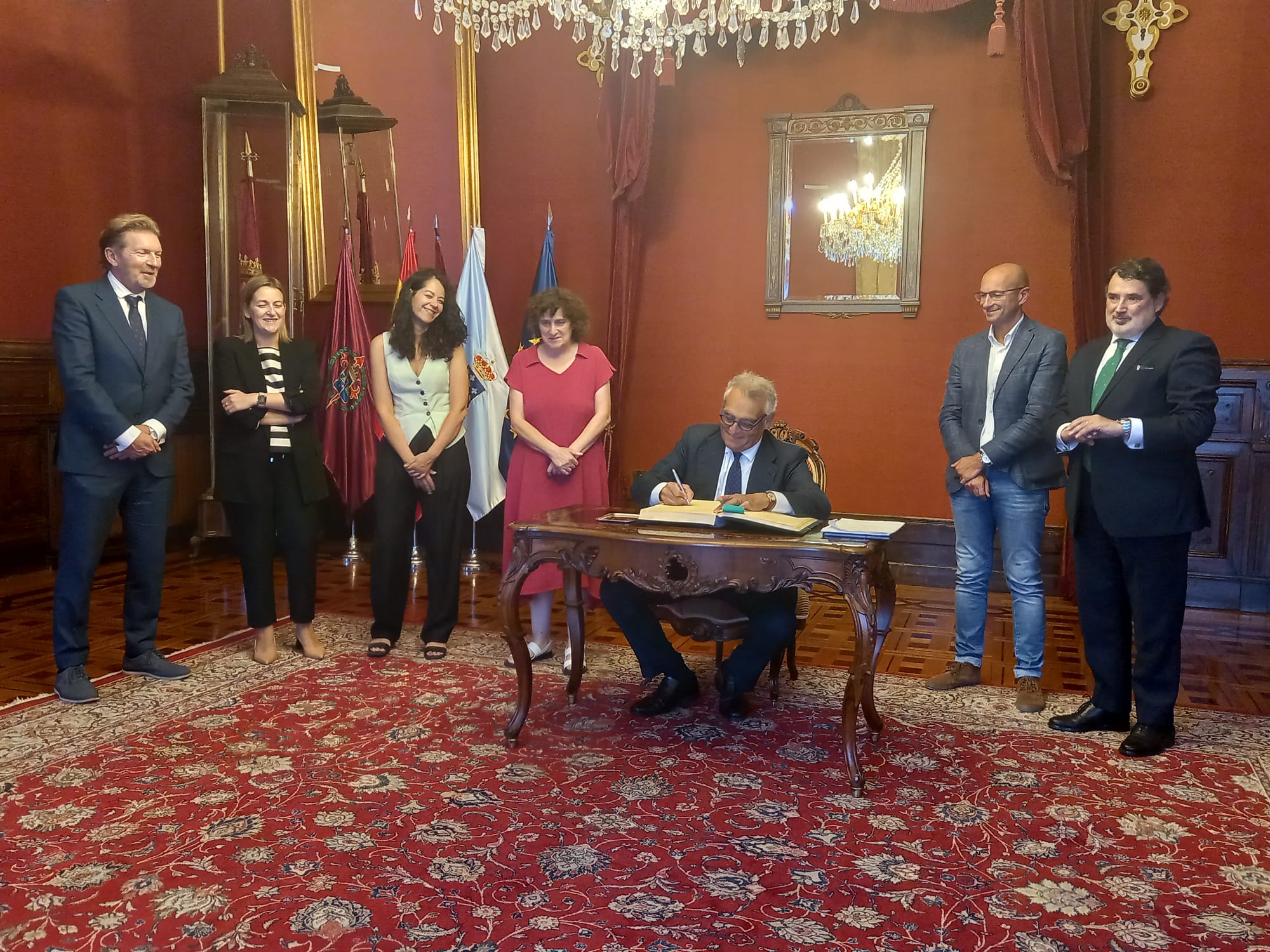 O embaixador de Italia asinou no Libro de Honra do Concello de Santiago