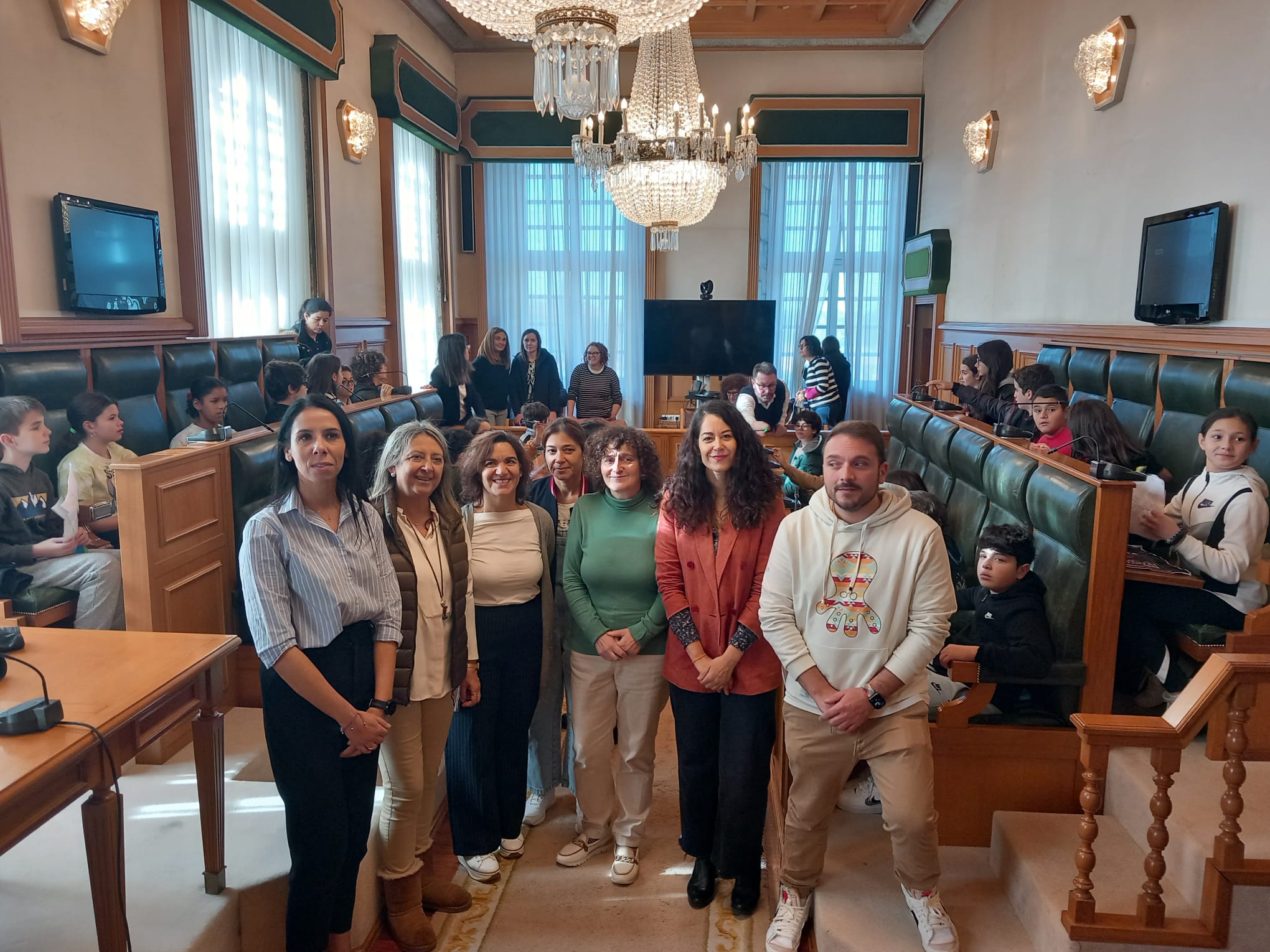 A alcaldesa, a concelleira María Rozas e varios membros da Corporación asistiron ao Pleno