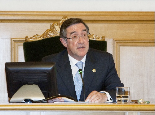 Ángel Currás en su toma de posesión como alcalde