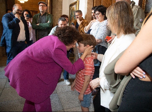 Goretti Sanmartn saludando a un neno