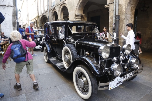 Desfile de coches antigos y trajes de época